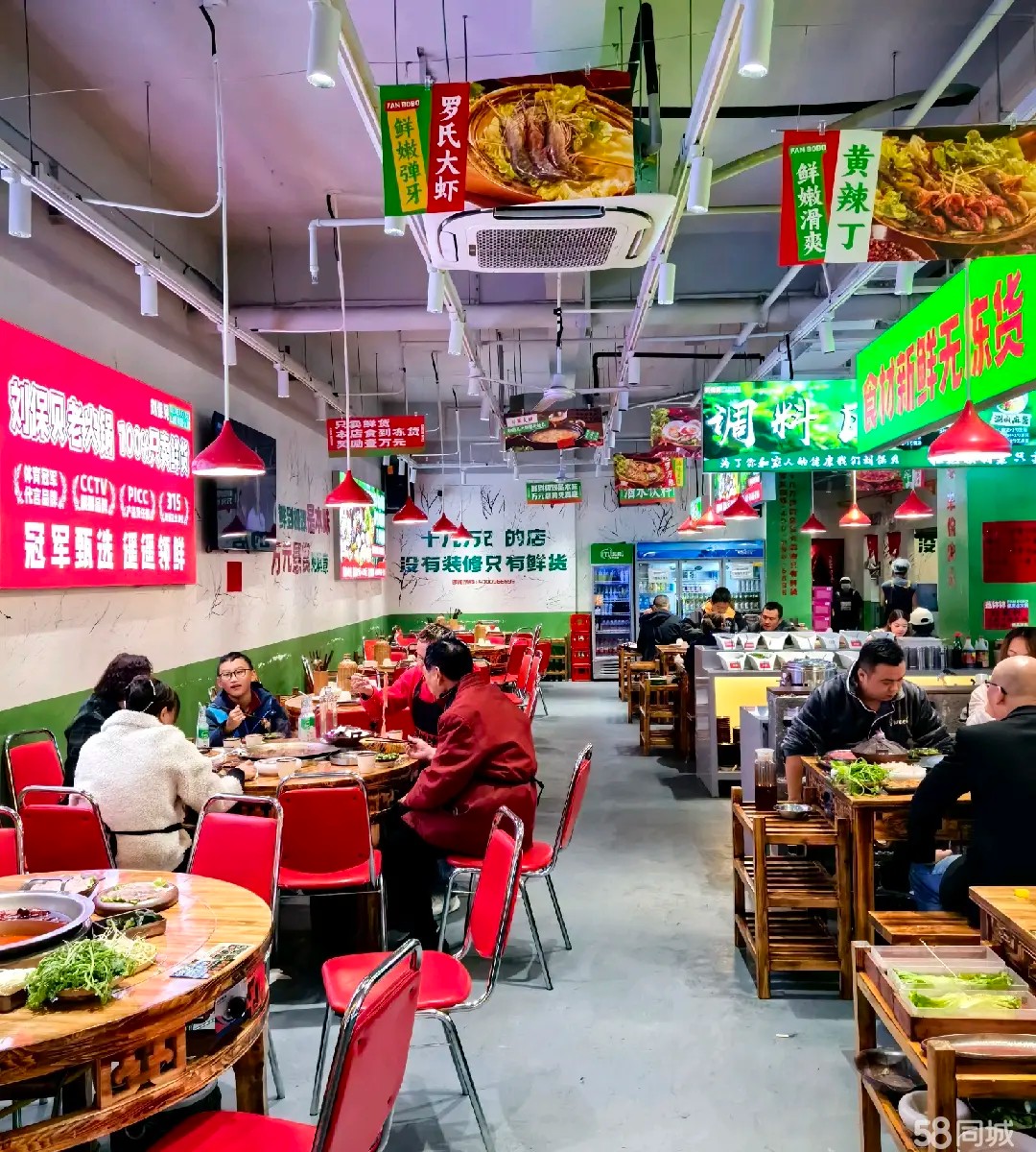 (转让)中介勿扰门头展示面大，外摆区域大，含三间包房，明厨明档